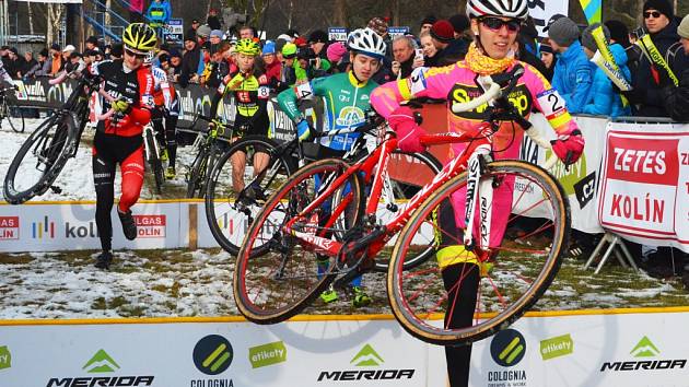 MČR v cyklokrosu 2016 v Kolíně. V růžovém vítězná lounská cyklokrosařka Martina Mikulášková.