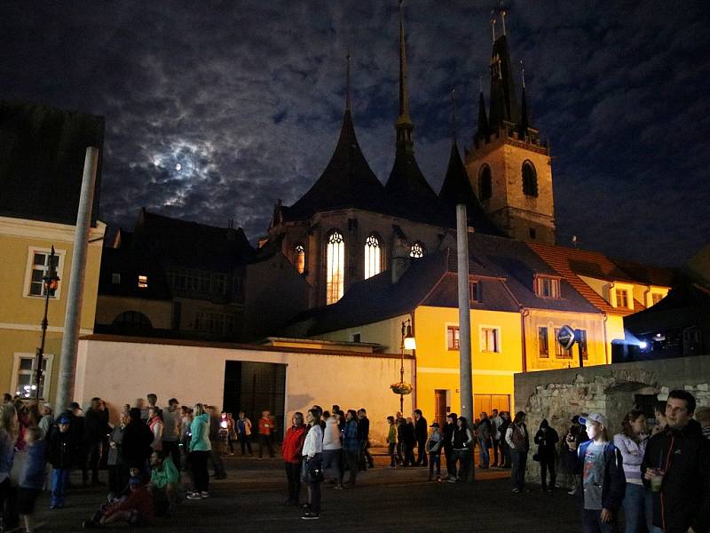 Lidé v Lounech sledují projekci při festivalu Kouzlo světla