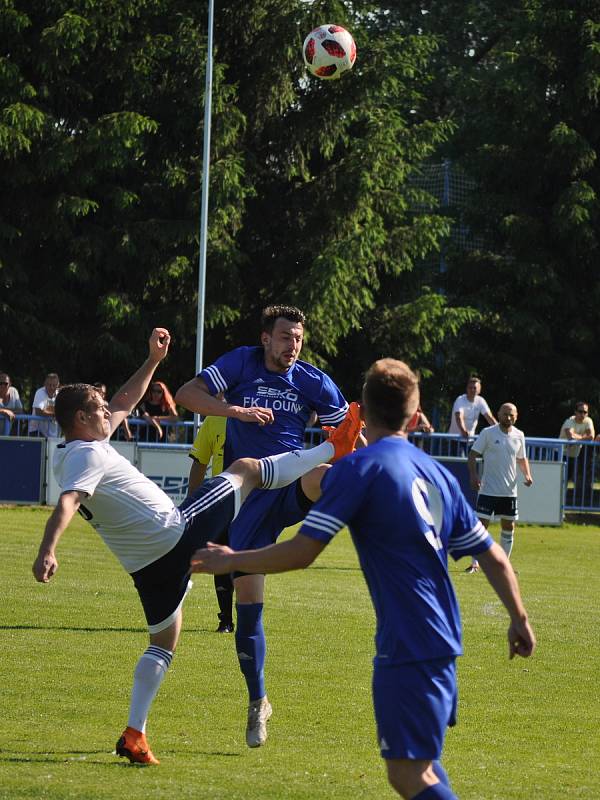 Fotbalisté Loun (v bílém) jsou po jasné výhře v derby s Dobroměřicemi vítězi přeboru Ústeckého kraje a postupují do divize.