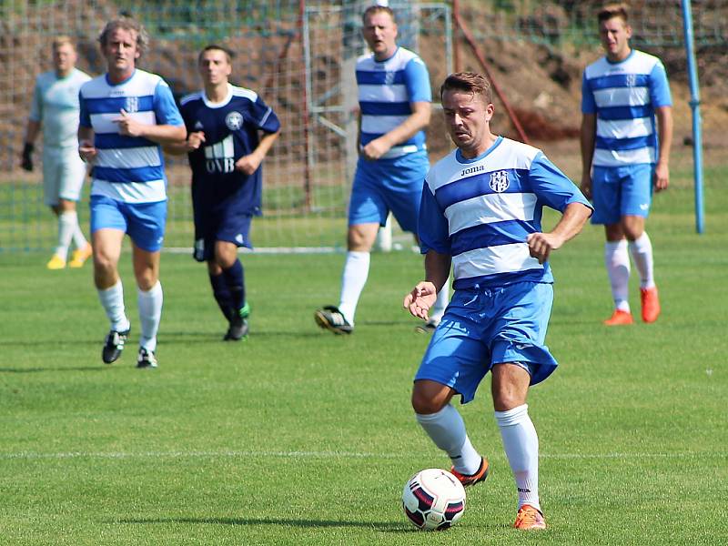 Fotbalisté Nového Sedla (v pruhovaných dresech) porazili Černčice 5:1.