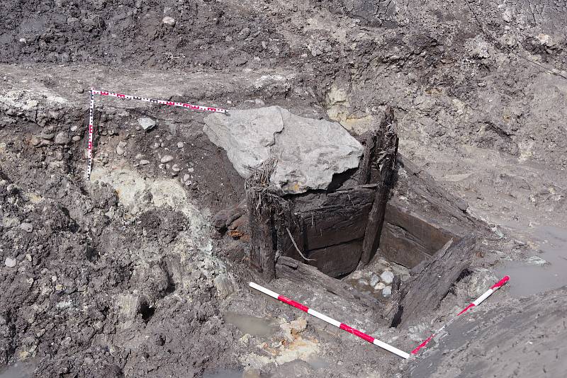 Archeologové objevili u Liběšovic na Podbořansku nejstarší studnu v kraji. Pochází z druhé poloviny 7. století.