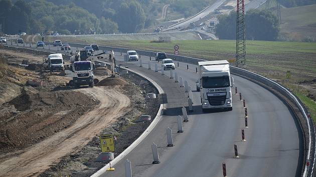 Výstavba dálnice D7 Praha – Chomutov na Lounsku. Ilustrační foto.