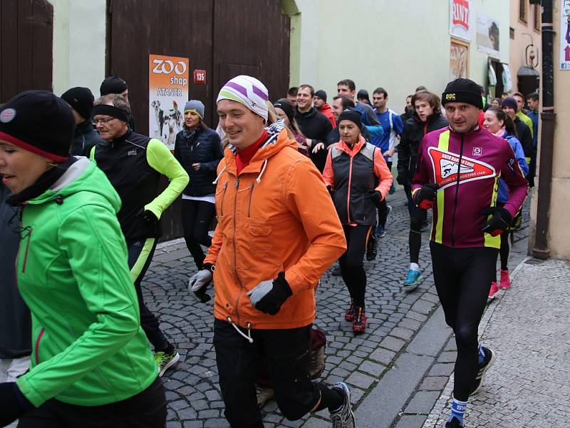 Veřejný štědrodenní běh v Lounech startoval z České ulice