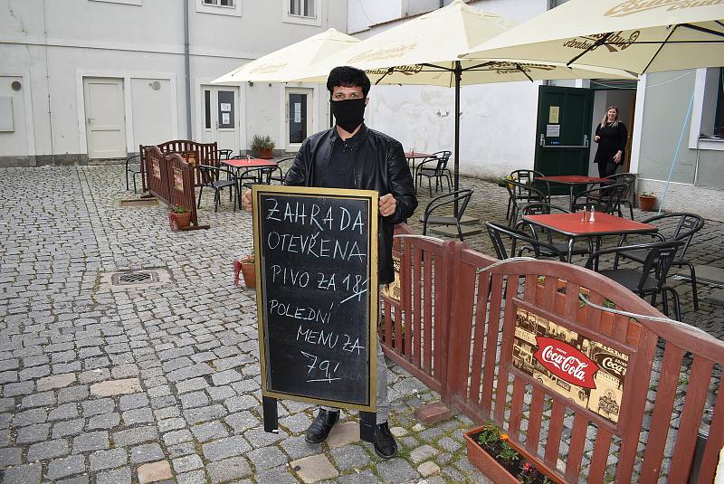 Příliš hostů neměla ani indická restaurace Jaipur. Ti, kteří přišli, si většinou vzali jídlo s sebou.