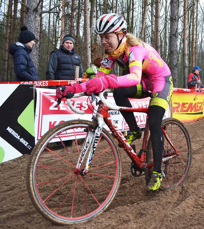 MČR v cyklokrosu 2016 v Kolíně. V růžovém vítězná lounská cyklokrosařka Martina Mikulášková.