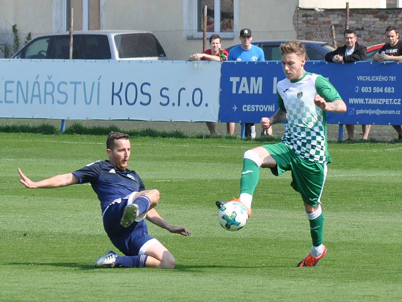 Zdeněk Zmeškal zařídil třemi brankami výhru Dobroměřic (v tmavě modrém) a tím i důležité tři domácí body.