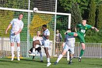 Slavoj (v zeleném) v zápase proti Srbicím. V sobotu vyhrál žatecký tým v Jílovém 2:0.