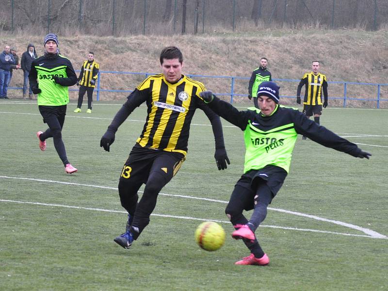 Fotbalisté Chlumčan (v zelenočerném) si výhrou nad Vroutkem upevnili vedoucí pozici v turnajové tabulce.