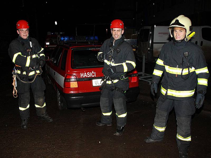 Hasiči museli bezpečně dostat dělníka z padesátimetrové výšky