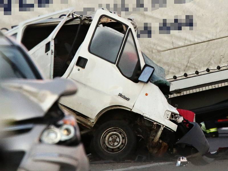 Tragická dopravní nehoda čtyř vozů na obchvatu Loun