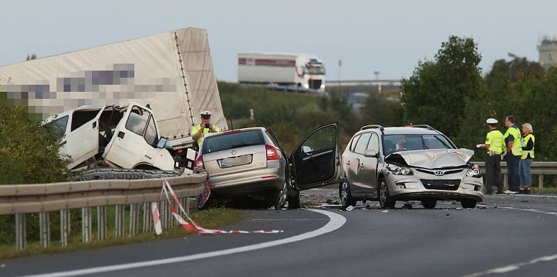 Úterý 6. září 2016. Tragická dopravní nehoda čtyř vozů na obchvatu Loun. Při srážce čtyř aut tam zahynuli tři lidé.