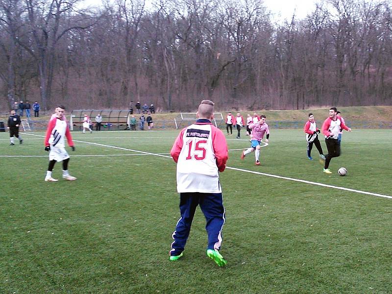 Fotbalisté Postoloprt (v červenobílé kombinaci) porazili tým Nového Sedla (růžové dresy) vysoko 4:0.   