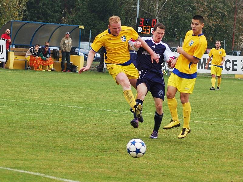 Fotbalisté Dobroměřic (ve žlutém) na podzim porazili 3:0 Domoušice, nyní stejným výsledkem přehráli i Duchcov.