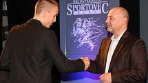 Vyhlášení výsledků ankety Nejúspěšnější sportovec okresu Louny za rok 2014 v lounském divadle. Cenu přebírá Hany Greisiger (vlevo)