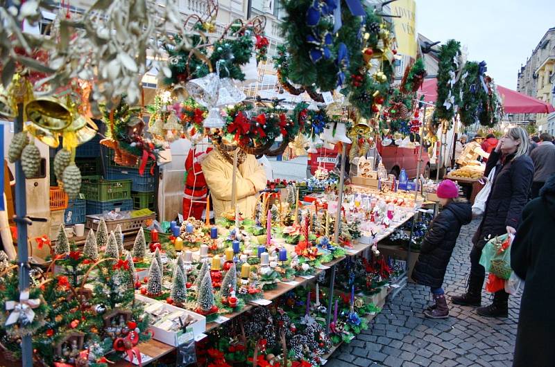 Stánky nabízely tradiční adventní sortiment i pouťová srdce a další drobnosti