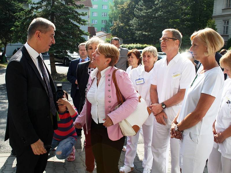 Ministr financí Andrej Babiš navštívil žateckou nemocnici. Doprovázela ho starostka Žatce Zdeňka Hamousová