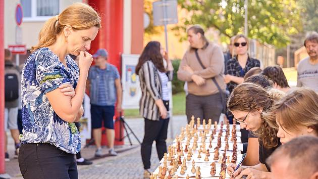 Netradiční akce proběhla v sobotu 16. září na náměstí v Podbořanech. Vzpomínalo se na tamního zesnulého lékaře a milovníka šachů MUDr. Petra Ráliše.