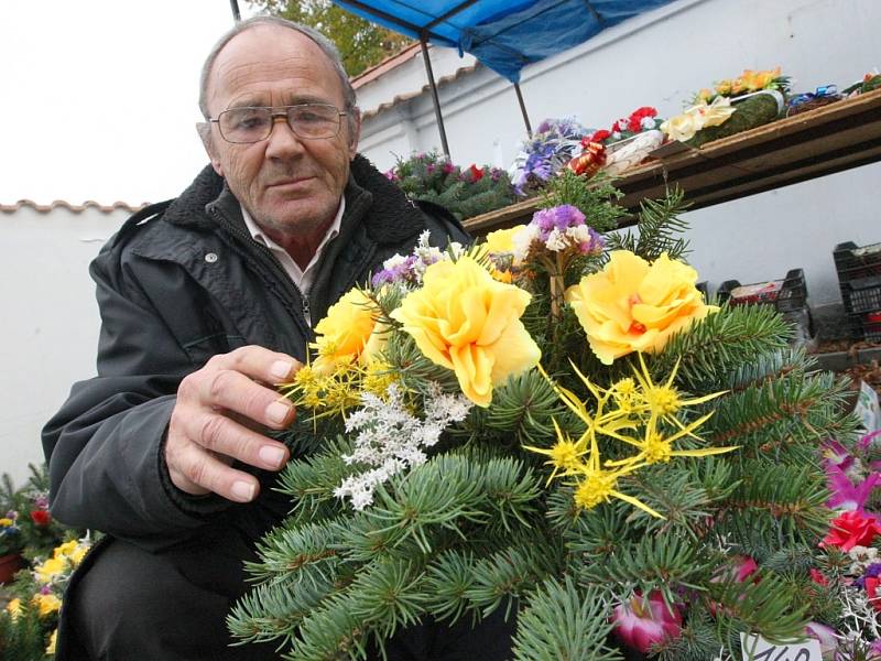 Jiří Hartwich prodává dušičkové věnce k ozdobení hrobů zájemcům v Žatci.