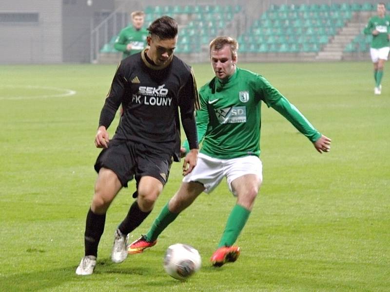 Fotbalisté Loun (v černém) prohráli na půdě Chomutova těsně 0:1.