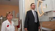 Eva Svitáková, vedoucí radiologická asistentka, vyšetřuje na nové rentgenové stěně starostu Loun Jana Kernera. 