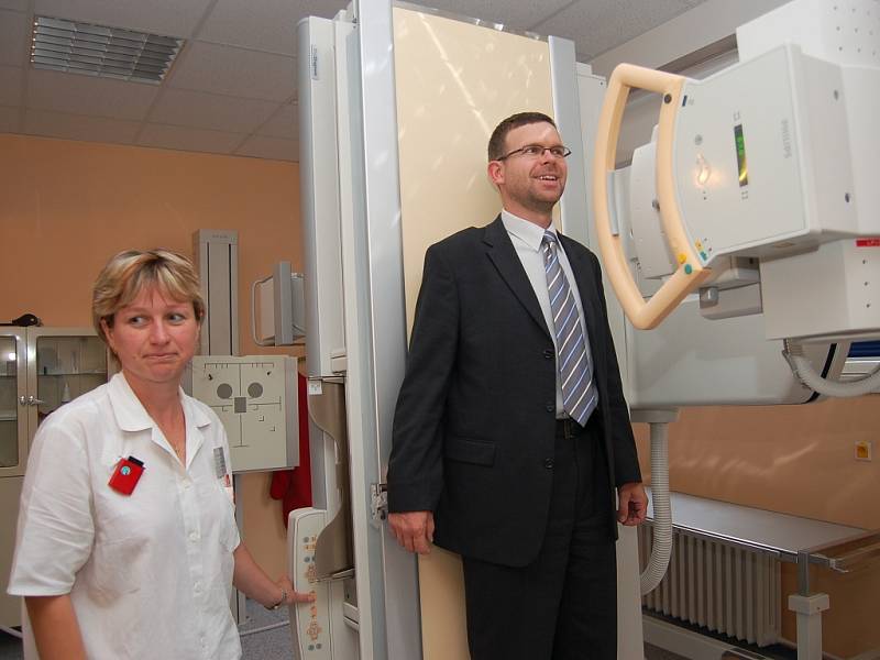 Eva Svitáková, vedoucí radiologická asistentka, vyšetřuje na nové rentgenové stěně starostu Loun Jana Kernera. 