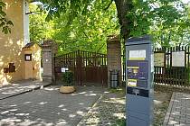 U vchodu do areálu nedostavěného chrámu v Panenském Týnci je nově umístěný parkovací automat.
