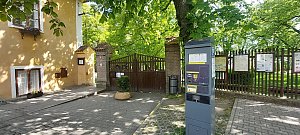 U vchodu do areálu nedostavěného chrámu v Panenském Týnci je nově umístěný parkovací automat.