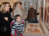 Návštěvníci si prohlížejí kresby Václava Šlajcha.