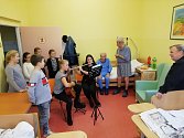 Dobrovolnická služba Levandule pomáhá v žatecké nemocnici pomocí canisterapie, organizuje také návštěvy dětí z umělecké školy.