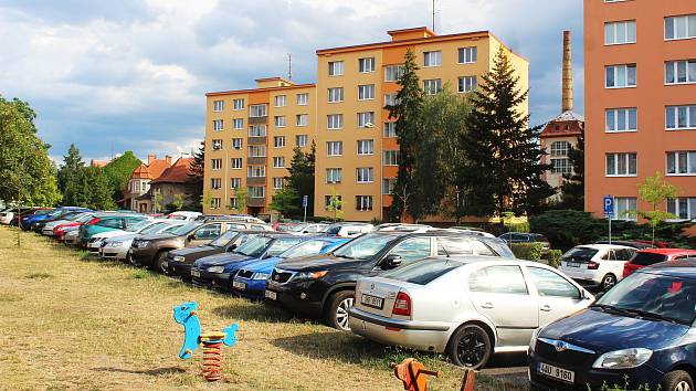 V Žatci by rádi renovovali sídliště Šafaříkova. Radnice uspořádala veřejné projednávání záměru, lidé tam mohli vznášet své připomínky a podněty. Nejvíce se mluvilo o nedostatku parkovacích míst v lokalitě.