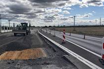 U Loun pokračuje výstavba dálnice D7.