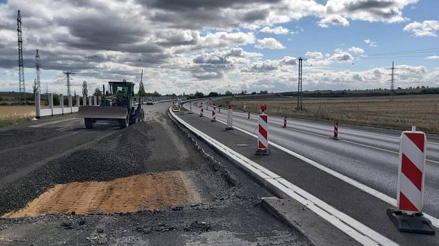 U Loun pokračuje výstavba dálnice D7.