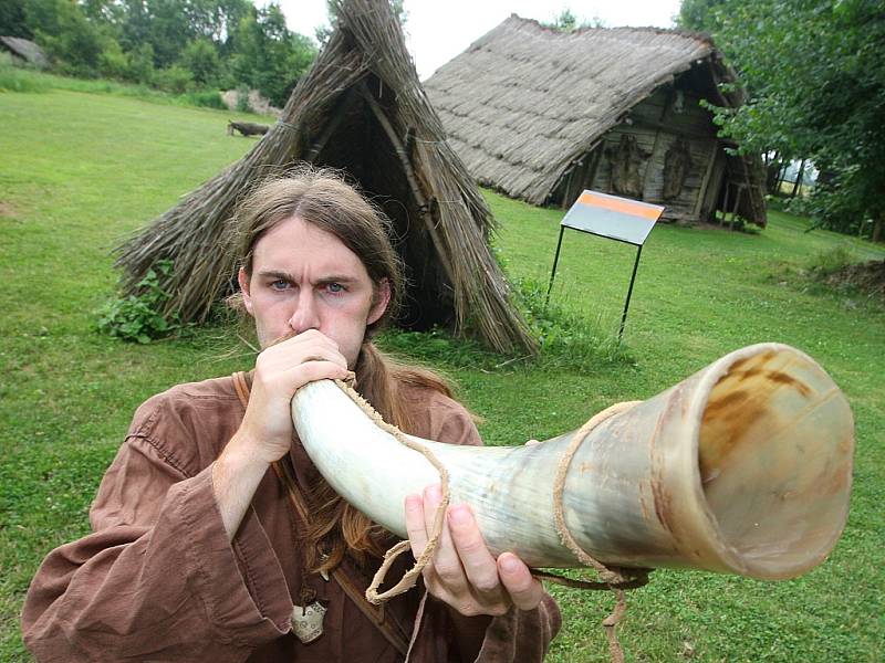 Ukázky ze života starých Germánů a Slovanů v Archeologickém skanzenu Březno u Loun