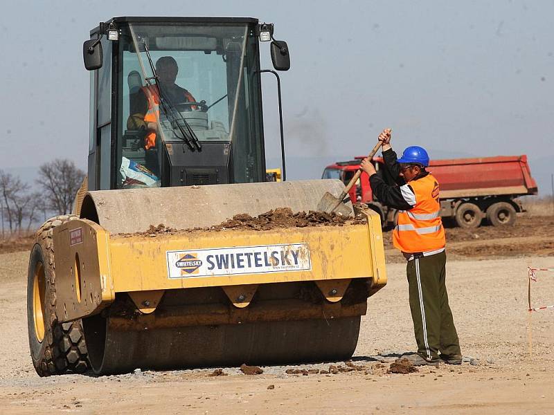 Dělníci pracují na zemních pracích na pozemku ve východní části zóny Triangle