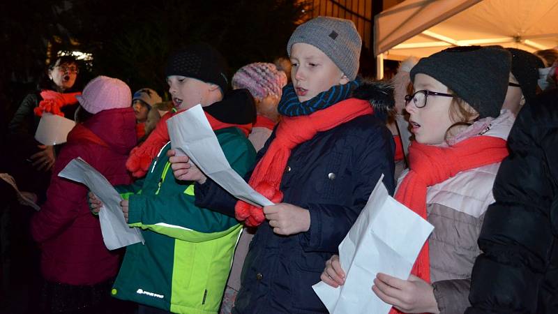 Česko zpívá koledy v lounské knihovně