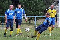 Fotbalisté Holedeče (v modrém) porazili v posledním podzimním kole III. třídy Chožov.