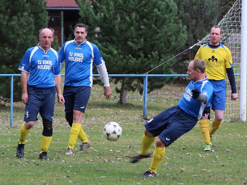 Fotbalisté Holedeče (v modrém) porazili v posledním podzimním kole III. třídy Chožov.