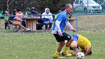 Fotbalisté Holedeče (v modrém) porazili v posledním podzimním kole III. třídy Chožov.