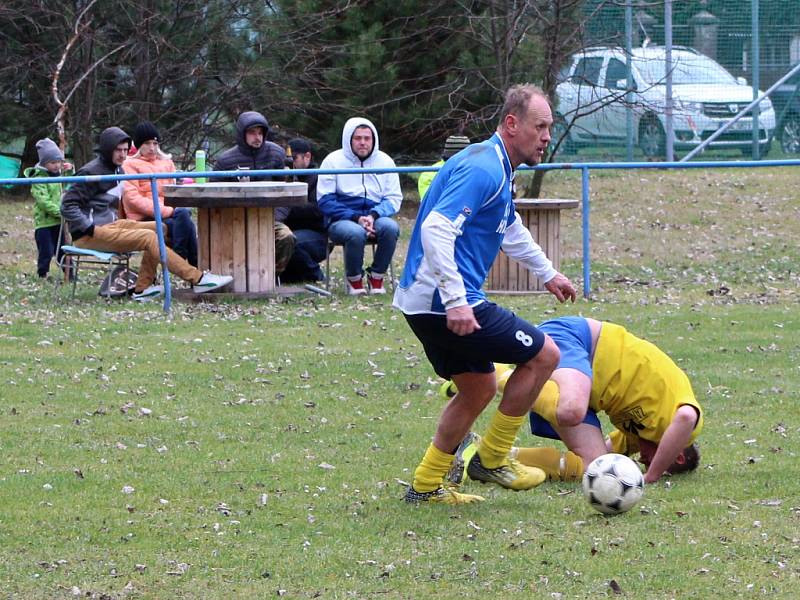 Fotbalisté Holedeče (v modrém) porazili v posledním podzimním kole III. třídy Chožov.