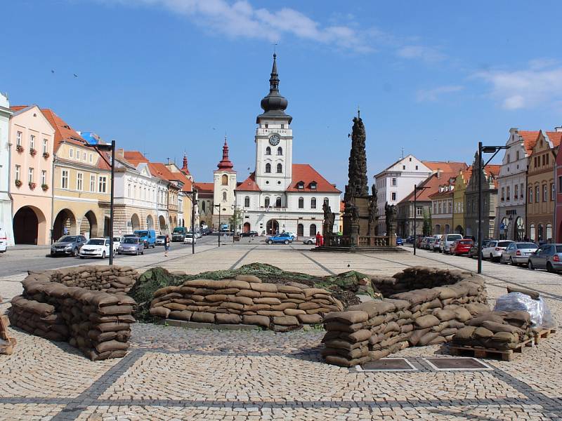 Natáčení filmu Jojo Rabbit v centru Žatce. Kašna na náměstí je obklopena pytli s pískem, z radnice zmizela síť