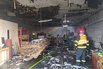 Hasiči likvidovali v neděli 20. března odpoledne požár přízemní haly s prodejnou řeziva v Jimlíně na Lounsku.