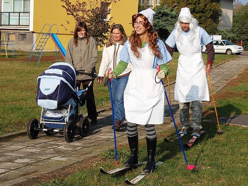 Recesistická akce v Libočanech. Lucie Šedová a Marek Zoul na lyžích.