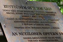 Postoloprtský masakr Němců v červnu 1945 připomíná v někdejší levonické bažantnici dřevěný kříž s kovovou deskou a nápisem.