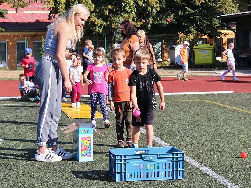 Stovky dětí ze žateckých škol se sešly na stadionu Mládí na sportovním dopoledni