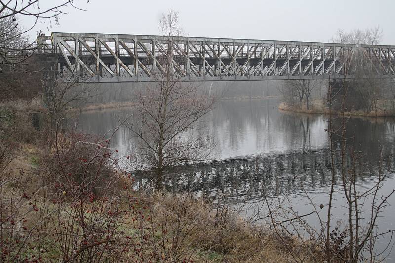 Železniční most přes řeku Ohři u Libočan na Žatecku má letos projít rozsáhlou rekonstrukcí. Od srpna do října se kvůli tomu chystá výluka mezi Žatcem a Podbořany.