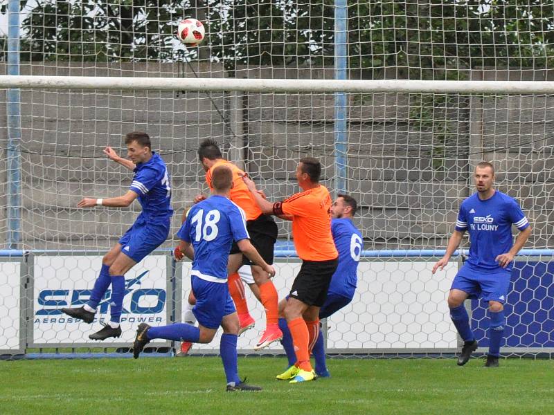 Promarněné šance v prvním poločase mrzely, Rozhodnout musely opět penalty a ty Louny (v modrém) i díky dvěma úspěšným zákrokům Pokorného zvládly.