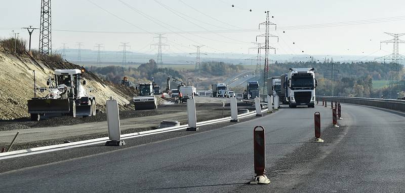 Stavba dálnice D7 Praha – Chomutov u Panenského Týnce na Lounsku spěje do finále.