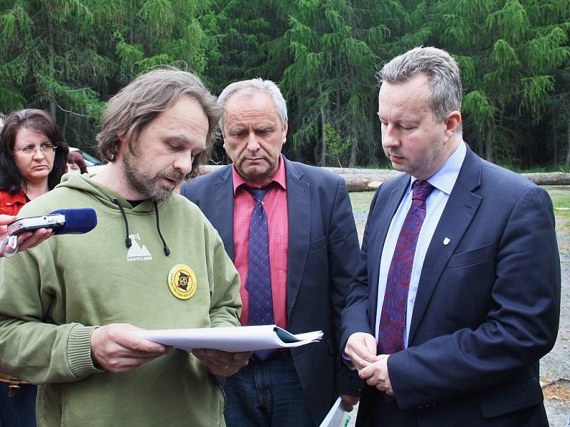 Ministr životního prostředí Richard Brabec přijel do Blatna na Podbořansku. Setkal se se starosty z Podbořanska, s příznivci i odpůrci úložiště a průzkumů.