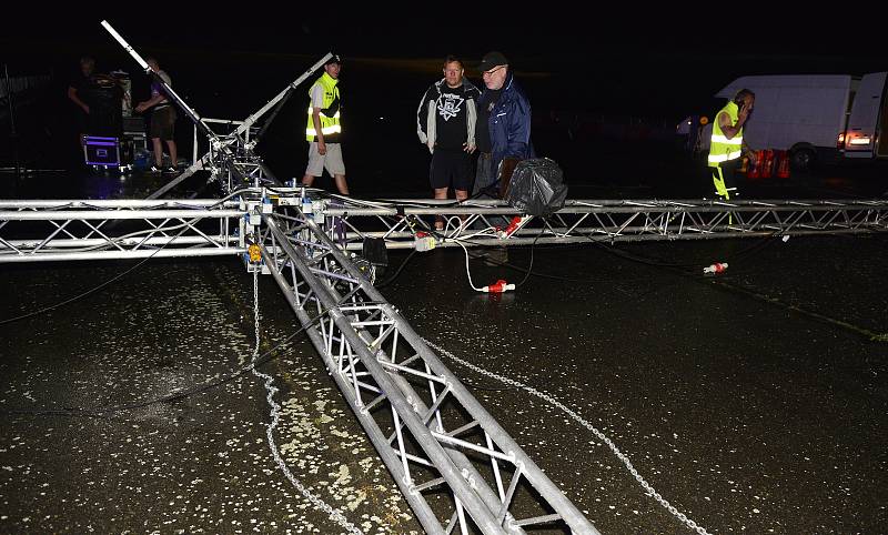 Na letišti na Lounsku probíhá Carwars. Pořadatele potrápila bouřka.