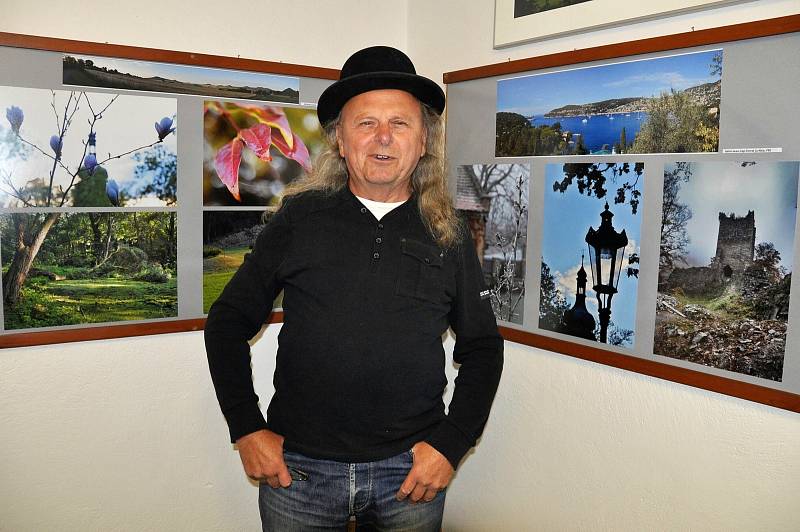 Miroslav "Plazík" Blažek fotografuje kulturní akce, Lounsko a přírodu už desítky let. Patnáct let navíc provozuje v Peruci Galerii U Plazíka.